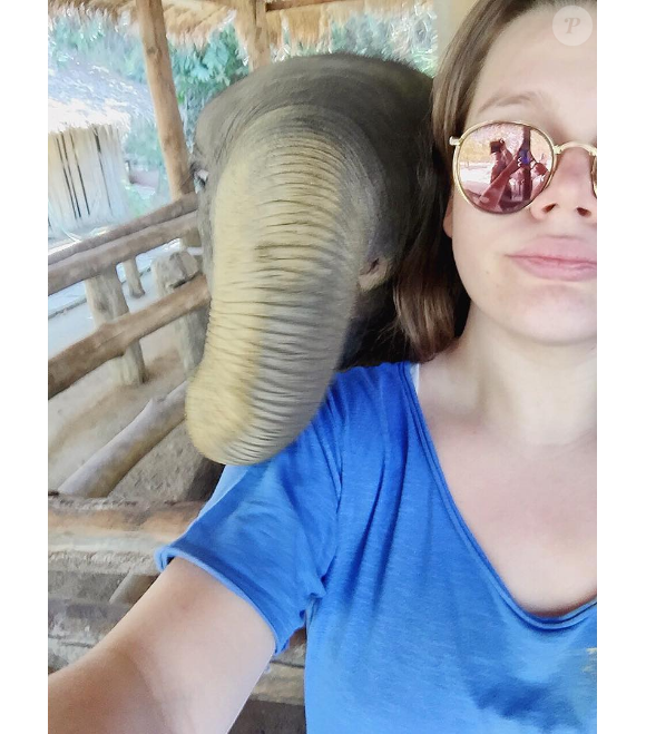 Camille Gottlieb, fille de la princesse Stéphanie de Monaco, amoureuse des éléphants lors d'un voyage en Thaïlande début 2016, photo Instagram.