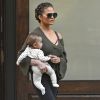 Chrissy Teigen et son mari John Legend à la sortie de l'hôtel Greenwich avec leur fille Luna à New York, le 16 octobre 2016.
