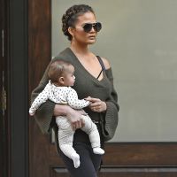 Chrissy Teigen mauvaise mère ? Attaquée sur Twitter, elle se défend !