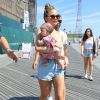 Chrissy Teigen, son mari John Legend et leur fille Luna se baladent sur la plage de Coney Island à New York City, le 28 août 2016.