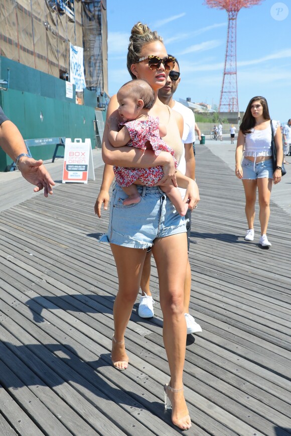 Chrissy Teigen, son mari John Legend et leur fille Luna se baladent sur la plage de Coney Island à New York City, le 28 août 2016.