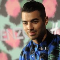 Joe Jonas grillé par son père en train de mater du porno !