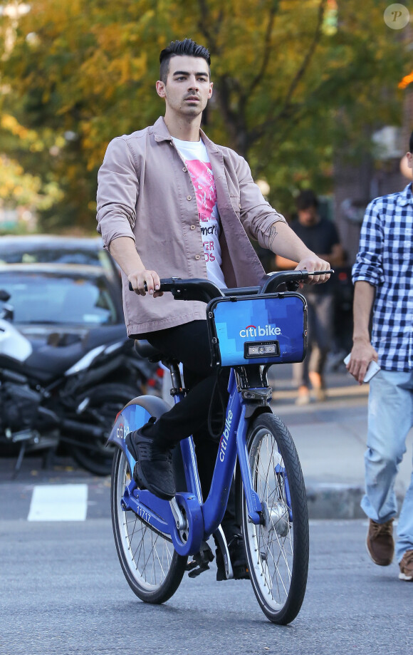 Joe Jonas fait du citi bike dans le quartier de Lower Manhattan à New York City, New York, Etats-Unis, le 19 octobre 2016.