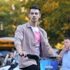Joe Jonas fait du citi bike dans le quartier de Lower Manhattan à New York City, New York, Etats-Unis, le 19 octobre 2016.