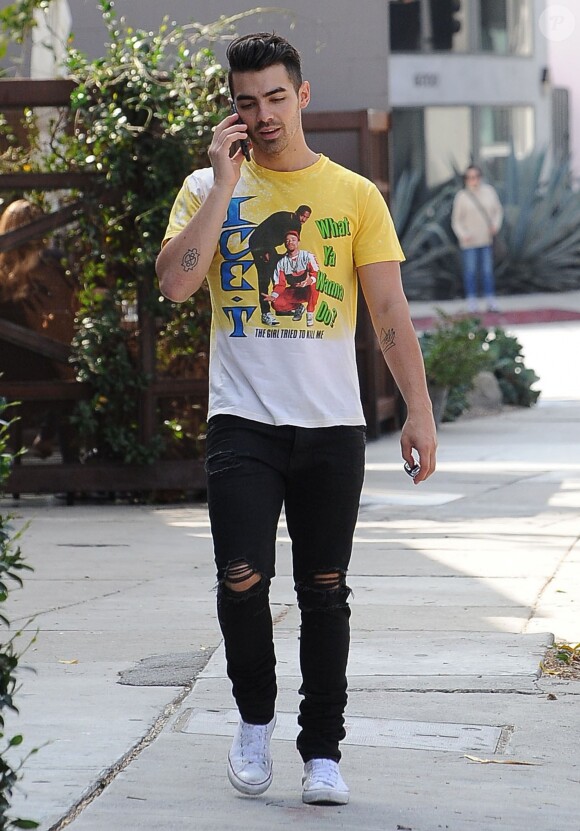 Joe Jonas va déjeuner avec un ami à West Hollywood. Los Angeles, le 12 octobre 2016.