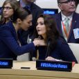 Les deux Woman, Lynda Carter et Gal Gadot - L'ONU a officiellement intronisé Wonder Woman, fameux personnage de comics et super-héroïne la plus célèbre au monde, comme Ambassadrice honoraire pour l'autonomisation des femmes et des filles, lors d'une réunion à l'ONU, New York, le 21 octobre 2016.