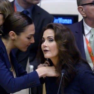 Les deux Woman, Lynda Carter et Gal Gadot - L'ONU a officiellement intronisé Wonder Woman, fameux personnage de comics et super-héroïne la plus célèbre au monde, comme Ambassadrice honoraire pour l'autonomisation des femmes et des filles, lors d'une réunion à l'ONU, New York, le 21 octobre 2016.