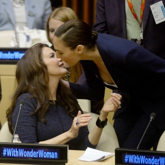 Les deux Woman, Lynda Carter et Gal Gadot - L'ONU a officiellement intronisé Wonder Woman, fameux personnage de comics et super-héroïne la plus célèbre au monde, comme Ambassadrice honoraire pour l'autonomisation des femmes et des filles, lors d'une réunion à l'ONU, New York, le 21 octobre 2016.