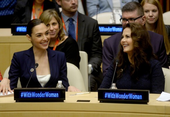 Les deux Woman, Lynda Carter et Gal Gadot, réunies pour l'intronisation de Wonder Woman, fameux personnage de comics et super-héroïne la plus célèbre au monde, comme Ambassadrice honoraire pour l'autonomisation des femmes et des filles, lors d'une réunion à l'ONU, New York, le 21 octobre 2016.