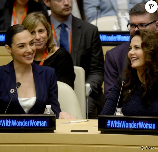 Les deux Woman, Lynda Carter et Gal Gadot, réunies pour l'intronisation de Wonder Woman, fameux personnage de comics et super-héroïne la plus célèbre au monde, comme Ambassadrice honoraire pour l'autonomisation des femmes et des filles, lors d'une réunion à l'ONU, New York, le 21 octobre 2016.