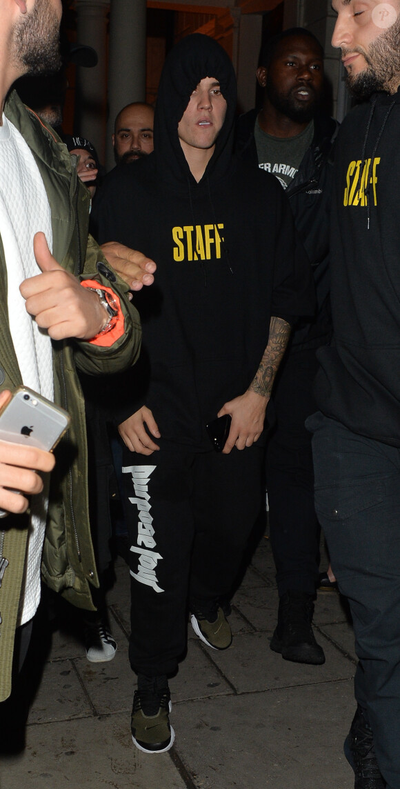Justin Bieber accueilli par ses fans à la sortie de son concert à Londres, le 17 octobre 2016 © CPA/Bestimage