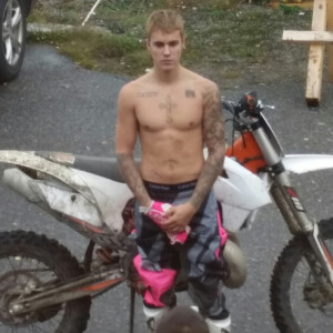 Exclusif - Justin Bieber fait du motocross torse-nu malgré la pluie à Stockholm pour se détendre avant son concert le 29 septembre 2016.