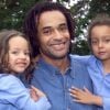 Yannick Noah entouré de ses filles Jenaye (2 ans) et Eleejah (4 ans) en juillet 2000.