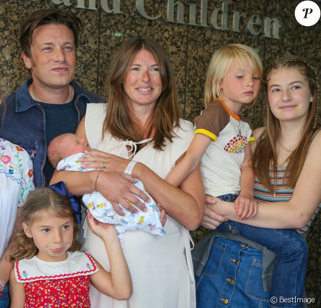 Jamie Oliver et sa femme Jools présentent leur 5ème enfant , un garçon, en sortant de l'hôpital Portland à Londres, le 8 août 2016 en présence de leurs enfants Poppy Honey (14 ans), Daisy Boo (12 ans), Petal Blossom (6 ans) et Buddy Bear (5 ans).