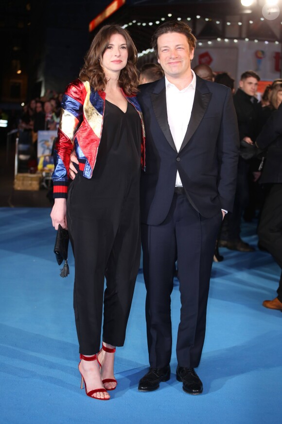 Jamie Oliver et sa femme Juliette Norton (enceinte) à la Première du film "Eddie The Eagle" au Leicester Square à Londres. Le 17 mars 2016