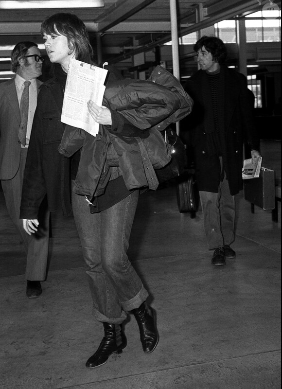 Jane Fonda et Tom Hayden à Heathrow. Photo non datée