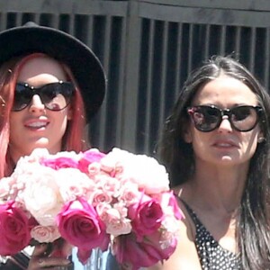 Demi Moore reçoit la visite de ses filles Rumer et Scout LaRue à l'occasion de la fête des mères à Pasadena, le 11 mai 2014.