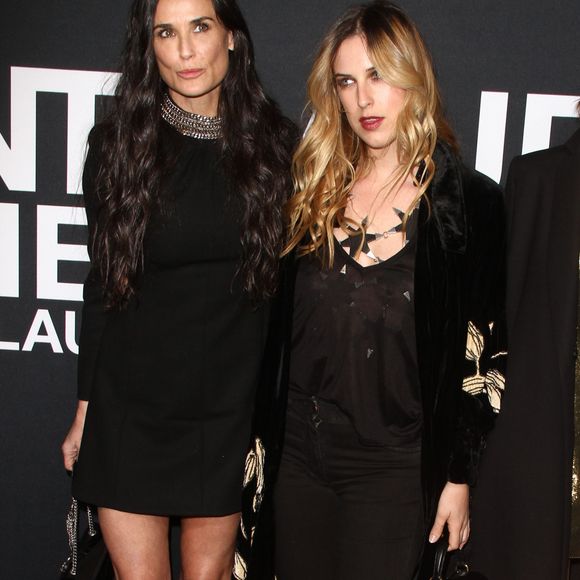 Demi Moore avec ses filles Tallulah Belle Willis et Scout LaRue Willis au défilé Saint Laurent à Hollywood le 10 février 2016.