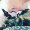 Shannen Doherty se bat contre le cancer du sein et garde le sourire grâce à sa chienne. Photo publiée sur Instagram le 25 octobre 2016