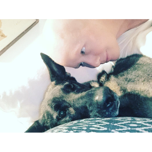 Shannen Doherty se bat contre le cancer du sein et garde le sourire grâce à sa chienne. Photo publiée sur Instagram le 25 octobre 2016