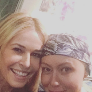 Shannen Doherty se bat contre le cancer du sein et garde le sourire grâce à son amie Chelsea Handler. Photo publiée sur Instagram le 24 octobre 2016