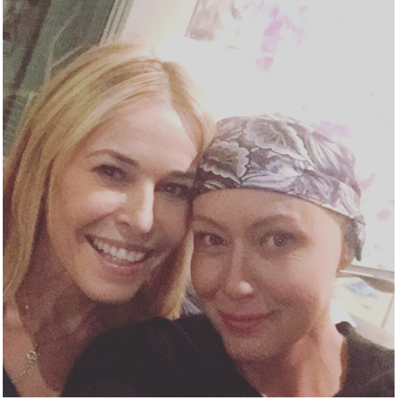 Shannen Doherty se bat contre le cancer du sein et garde le sourire grâce à son amie Chelsea Handler. Photo publiée sur Instagram le 24 octobre 2016