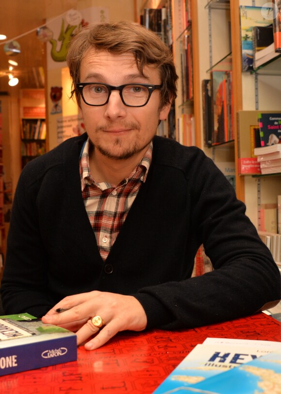 Exclusif - Lorant Deutsch dédicace son livre "Hexagone illustré" à la librairie Fontaine à Paris le 16 décembre 2014. c'est la première apparition de l'acteur et écrivain depuis son grave accident de scooter survenu le 24 novembre 2014.