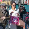 Kate Beckinsale fait du shopping avec son ex compagnonMichael Sheen et leur fille Lily Mo Sheen dans les rues de New York. Michael Sheen porte une attelle au pied droit. Le 5 avril 2016