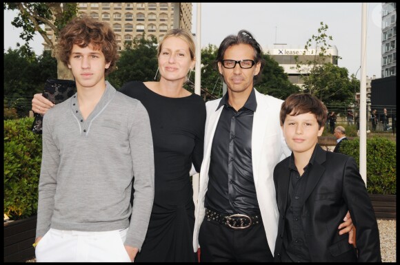 Exclusif : Luana et Paul Belmondo avec leurs fils Victor et Giacomo lors de l'anniversaire de Johnny Hallyday en 2010 à Paris