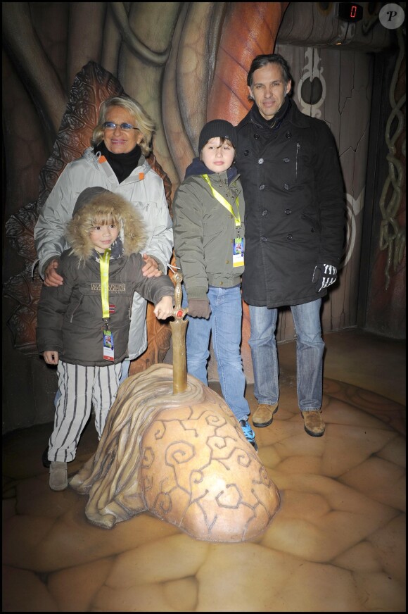 Véronique de Villèle, Max Baisette de Malglaive, Paul Belmondo et son fils Giacomo - Inauguration de la nouvelle attraction des Minimoys au Futuroscope à Poitiers en 2009