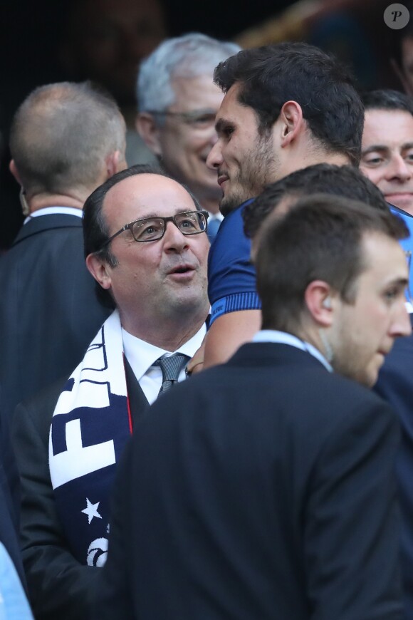 François Hollande et Florent Manaudou assistent à la demi-finale de l'Euro 2016 Allemagne-France au stade Vélodrome à Marseille, France, le 7 juillet 2016.