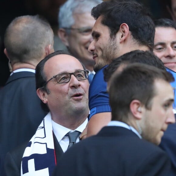 François Hollande et Florent Manaudou assistent à la demi-finale de l'Euro 2016 Allemagne-France au stade Vélodrome à Marseille, France, le 7 juillet 2016.