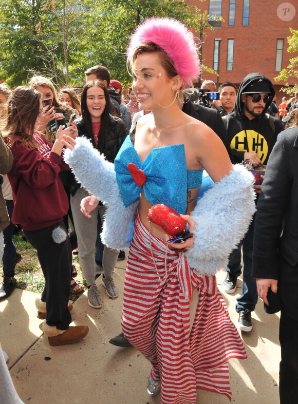 Miley Cyrus s'est rendue à l'université George Mason à Fairfax pour discuter avec les étudiants et les inciter à voter aux élections présidentielles US à Fairfax le 22 octobre 2016