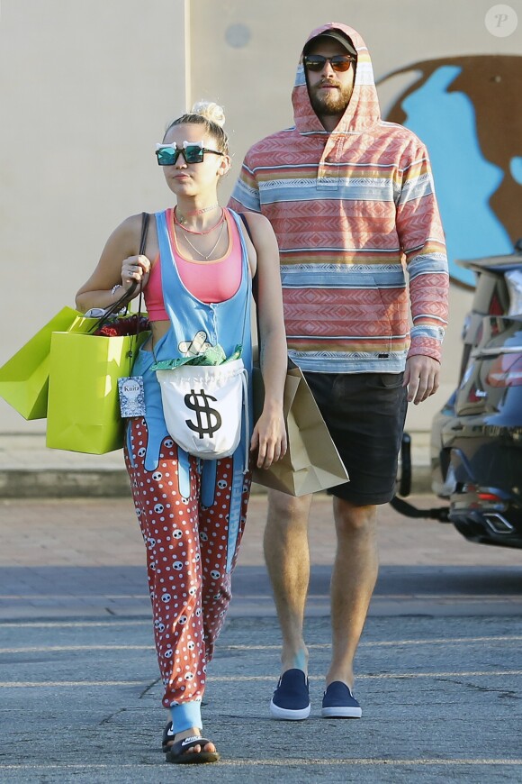 Exclusif - Miley Cyrus fait du shopping avec son compagnon Liam Hemsworth et des amis, elle a offert des sweat shirts à Liam et à ses amis à Malibu le 21 août 2016.