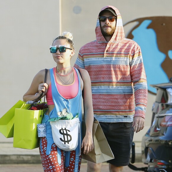 Exclusif - Miley Cyrus fait du shopping avec son compagnon Liam Hemsworth et des amis, elle a offert des sweat shirts à Liam et à ses amis à Malibu le 21 août 2016.