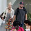 Liam Hemsworth et sa petite-amie Miley Cyrus prennent un vol à Brisbane en Australie le 1er mai 2016.