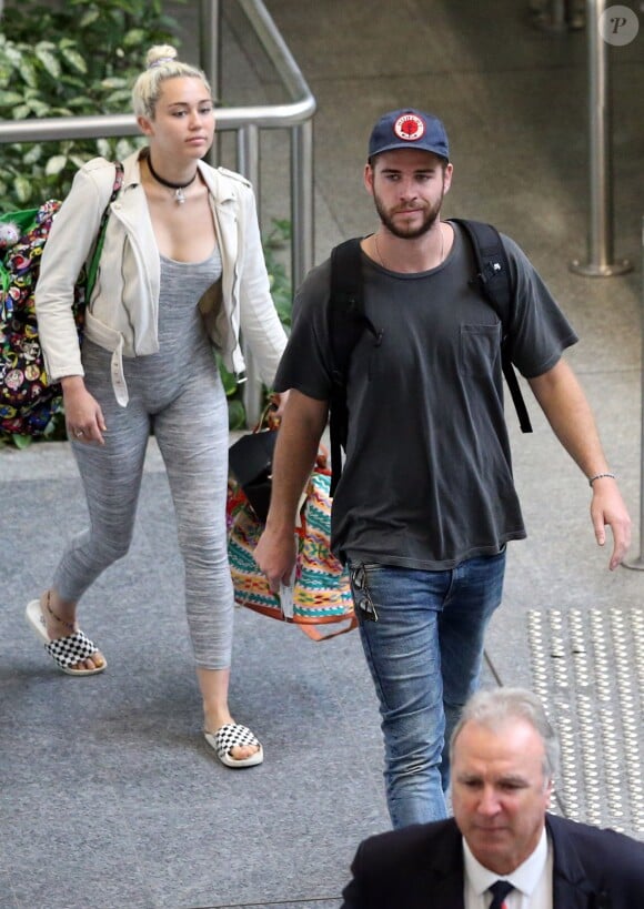 Liam Hemsworth et sa petite-amie Miley Cyrus prennent un vol à Brisbane en Australie le 1er mai 2016.