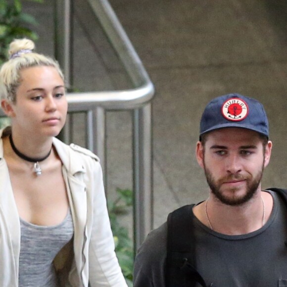 Liam Hemsworth et sa petite-amie Miley Cyrus prennent un vol à Brisbane en Australie le 1er mai 2016.