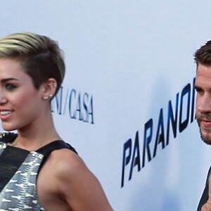 Miley Cyrus et son fiance Liam Hemsworth, ensemble pour la première fois sur un tapis rouge depuis un an, a la première du film "Paranoia" a Los Angeles, le 8 aout 2013.