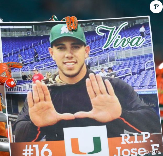 Hommage à Jose Fernandez le 8 octobre 2016, lanceur des Miami Marlins en MLB qui a trouvé la mort à 24 ans dans un accident de bateau à Miami le 25 septembre 2016.