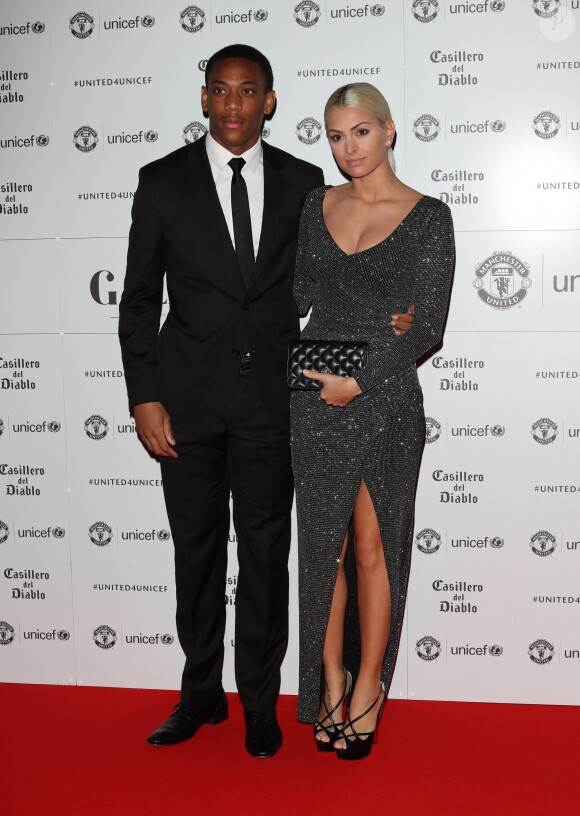 Anthony Martial et sa compagne Mélanie Da Cruz sont appa­rus pour la première fois en public au photocall du dîner de gala "The United for UNICEF" au stade Old Trafford à Manchester, Royaume Uni, le 31 octobre 2016.