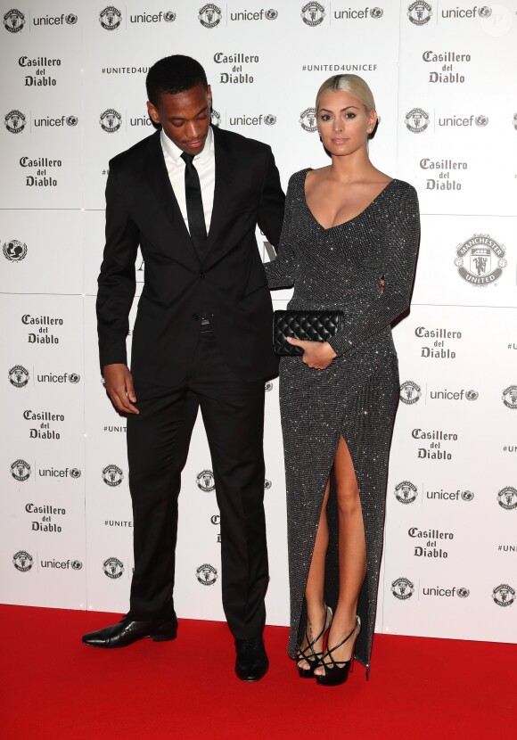 Anthony Martial et sa compagne Mélanie Da Cruz sont appa­rus pour la première fois en public au photocall du dîner de gala "The United for UNICEF" au stade Old Trafford à Manchester, Royaume Uni, le 31 octobre 2016.
