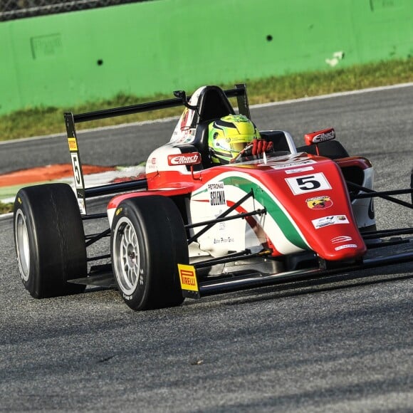 Mick Schumacher, le fils de Michael Schumacher, remporte le grand prix de Monza en formule 4 à Monza le 30 octobre 2016.