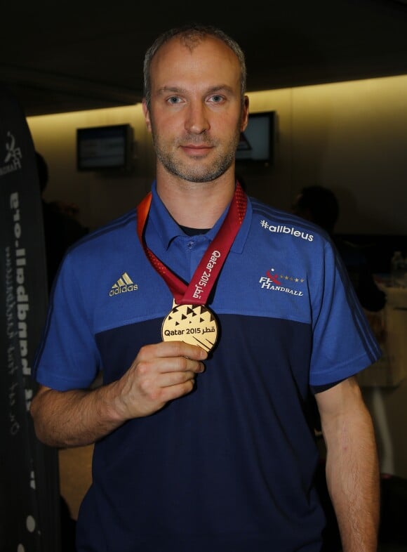 Thierry Omeyer arrive à l'aéroport de Roissy-Charles-de-Gaulle, le 2 février 2015, après avoir remporté un nouveau titre de chamion du monde.