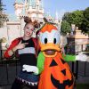 Gwen Stefani pose avec Donald pour Halloween à Disney Land à Anaheim, Californie, Etats-Unis, le 12 octobre 2016.