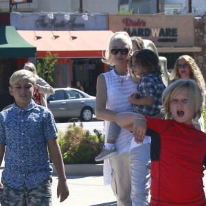 Gwen Stefani est allée à l'église et a fait du shopping avec ses enfants Kingston, Zuma et Apollo Rossdale à Studio City, le 25 septembre 2016