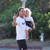 Exclusif - Gavin Rossdale s'amuse et joue à cache-cache avec son fils Apollo dans un parc à Los Angeles, le 19 septembre 2016