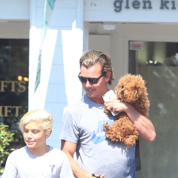 Exclusif - Gavin Rossdale et ses fils Kingston, Zuma et Apollo semblent avoir adopté un nouveau compagnon pour tenir compagnie à leur petit chien Chewy à Bel-Air, le 29 août 2016