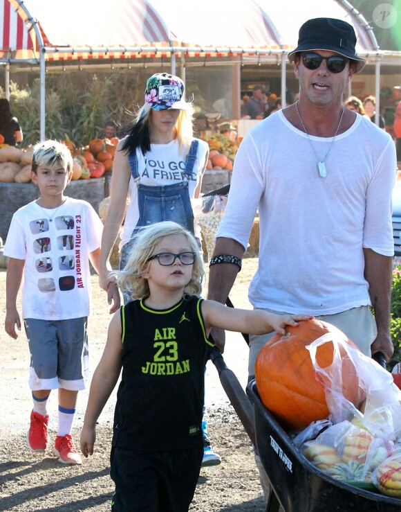 Gwen Stefani, ses parents Patti et Dennis, son mari Gavin Rossdale et leurs enfants Zuma et Kingston achètent des citrouilles au "Underwood Family Farms" à Moorpark, le 26 octobre 2014.