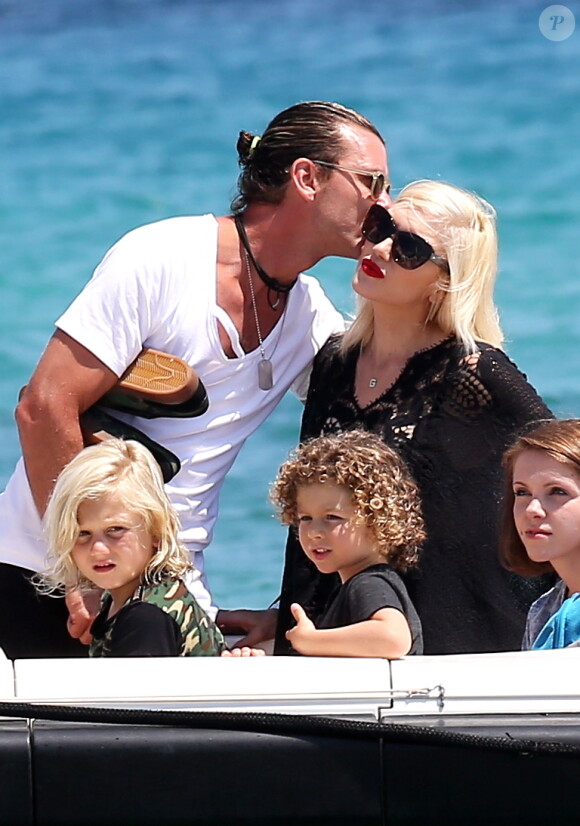Semi-Exclusif - Gwen Stefani, son mari Gavin Rossdale et leurs fils Kingston, Zuma et Apollo Rossdale arrivent en bateau au Club 55 à Saint-Tropez, le 1er août 2014.